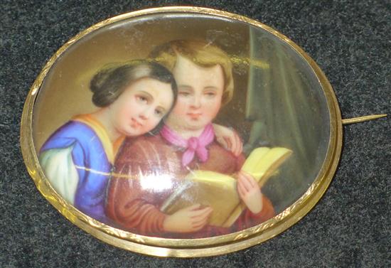 Gold mounted porcelain brooch(-)